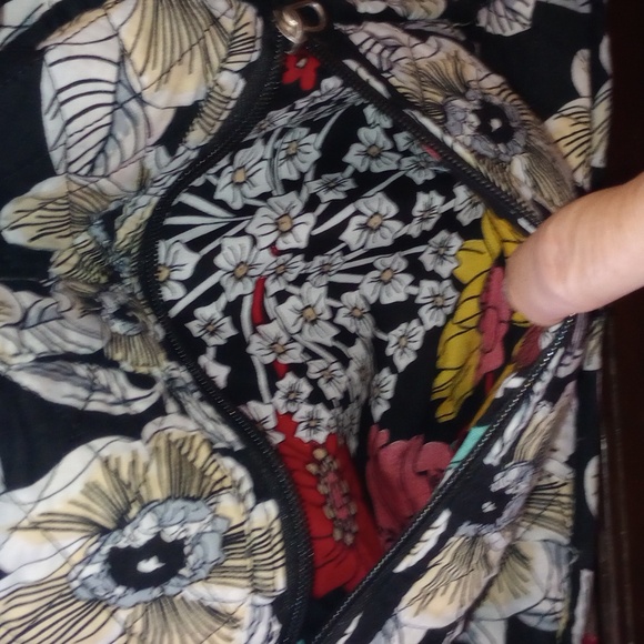 La Reina Large Duffle Carry on Bag with matching little coin Very Good Condition - Picture 8 of 10